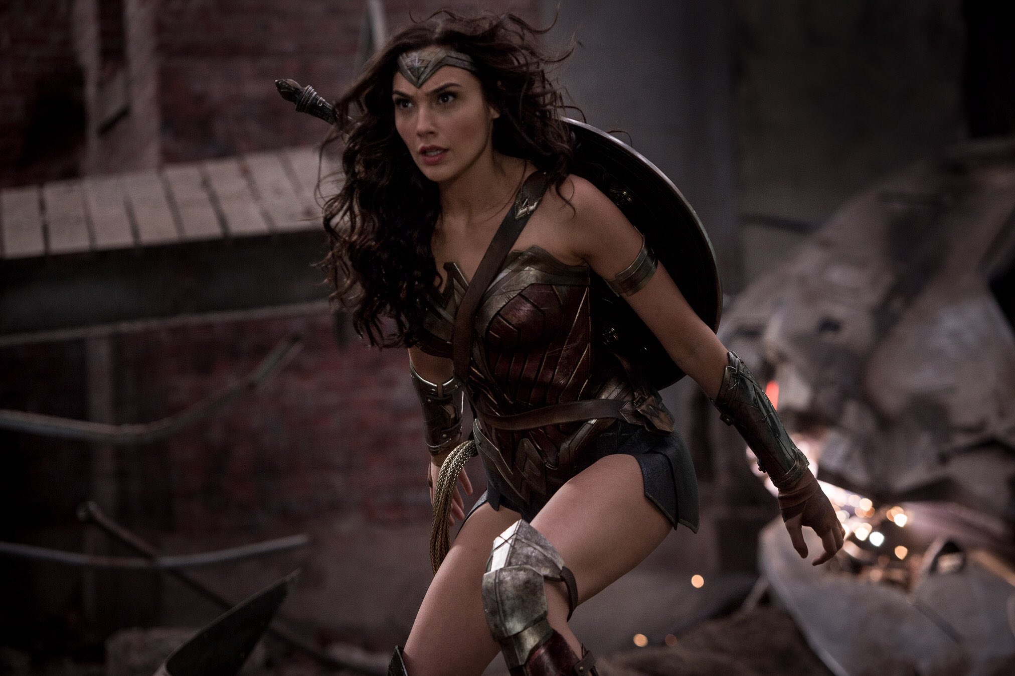 New look at Gal Gadot as Wonder Woman from 'Batman v Superman' | Batman News